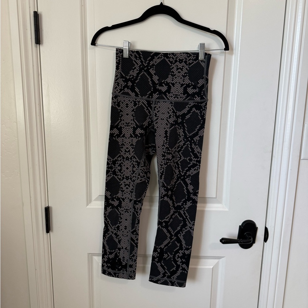 Lululemon Great Price! Black and Gray Graphic Leggings. Size 4